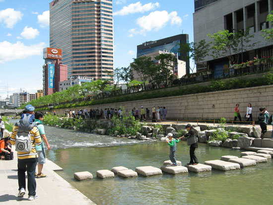 cheonggyecheon-cross.jpg